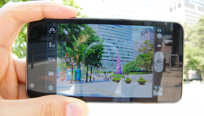 갤럭시S2로 사진을 찍는 모습