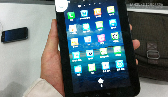 한손으로 든 갤럭시 탭