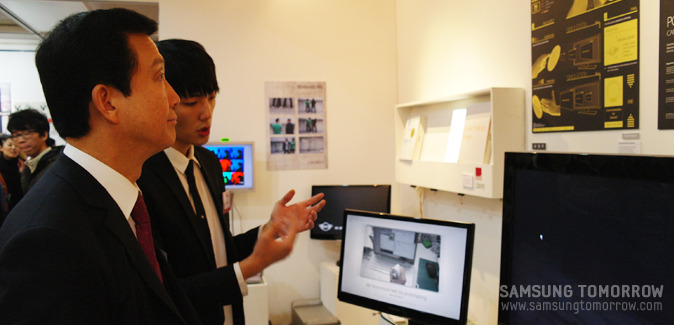 자신의 작품을 설명하는 학생