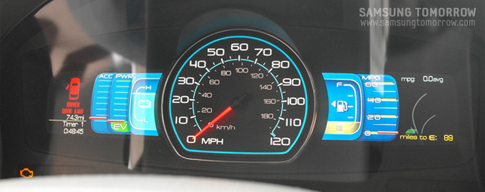 스마트카를 이용하는 모습