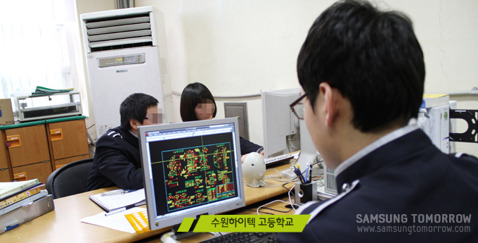 수원 하이텍 고등학교 학생들이 공부하는 모습