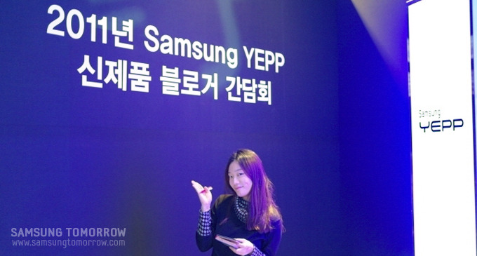 행사장입구에서 기념사진을 촬영하는 스토리텔러