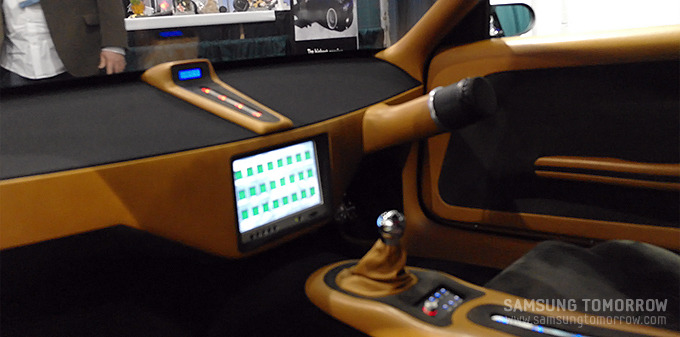 스마트카를 이용하는 모습