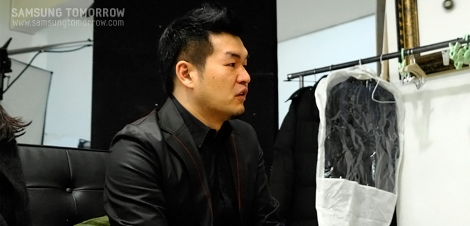 현상민 디자이너가 이야기를 하고 있는 모습