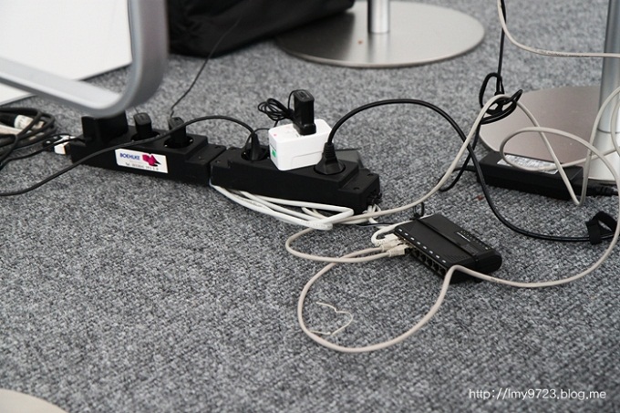 많은 전원 멀티탬과 유무선 랜