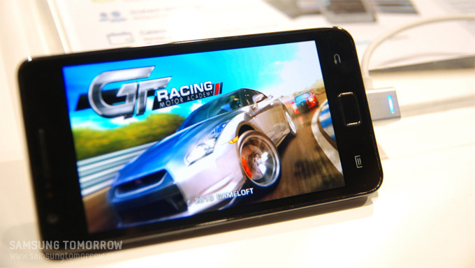 갤럭시S2로 게임을 하는 이미지