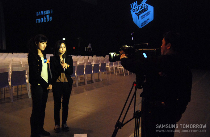 카메라 앞에서 테스트를 해보고 있는 스토리텔러들!