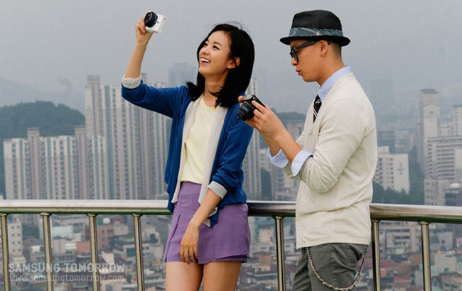 스마트카메라를 들고있는 한효주와 나얼의 모습