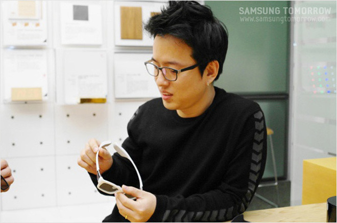 3D 안경을 들고 있는 작성자