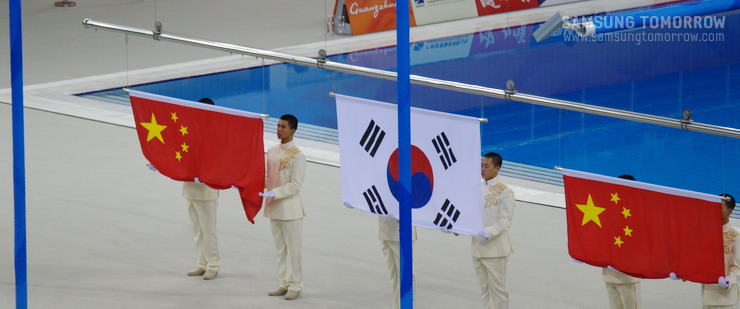 경기장에 올라가는 태극기