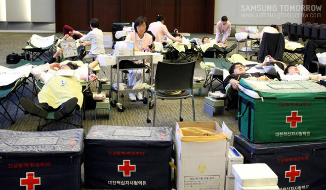 헌혈을 하고 있는 모습