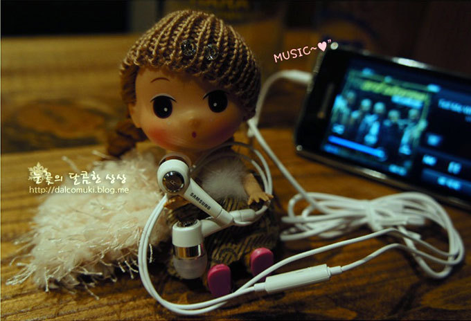 인형에 갤럭시플레이어의 이어폰을 감아놓은 모습
