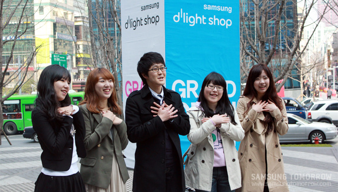 딜라이트 앞에서 기념사진을 촬영하는 대학생들의 모습