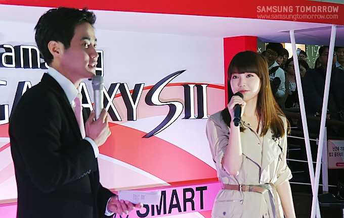 행사를 진행하는 아이유