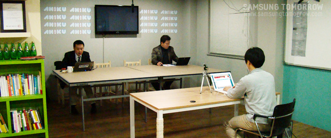 방송준비를 하는 모습