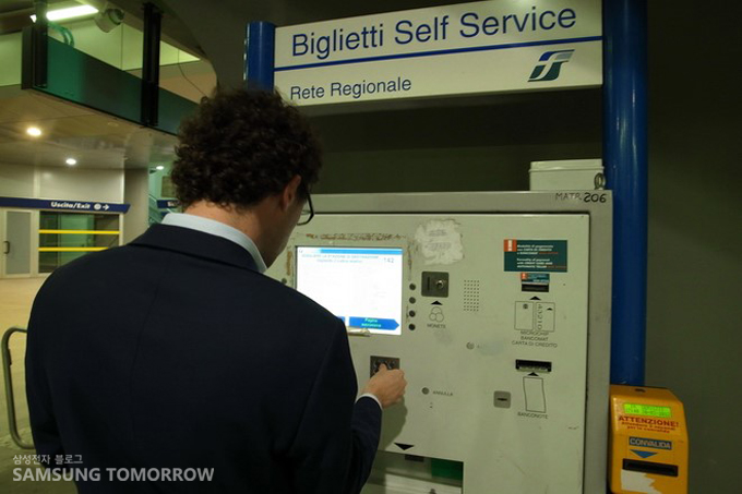 도시 철도 표를 구입하는 모습