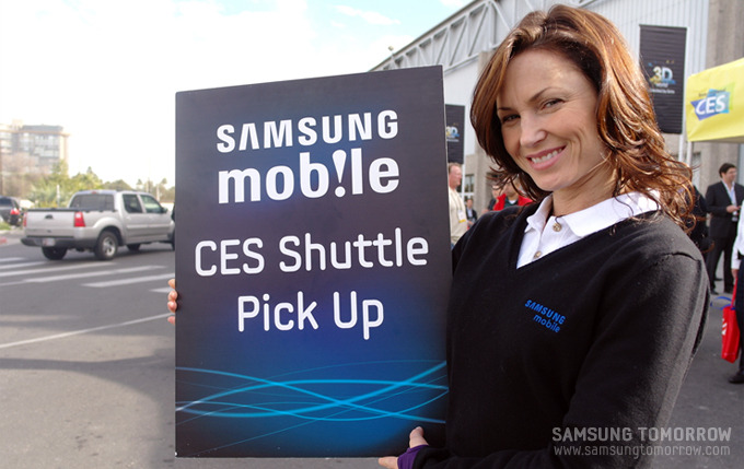 CES Shuttle 버스 팻말을 들고있는 여성