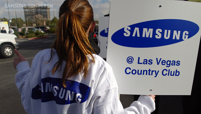 CES Shuttle 버스 팻말을 들고있는 여성