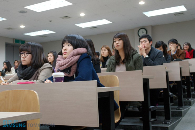 설명회를 듣기 위해 모인 학생들