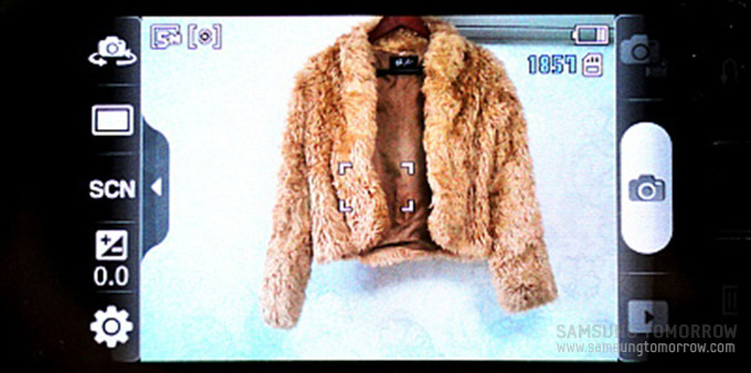 어플에 옷을 등록하기 위해 옷사진을 찍는 모습