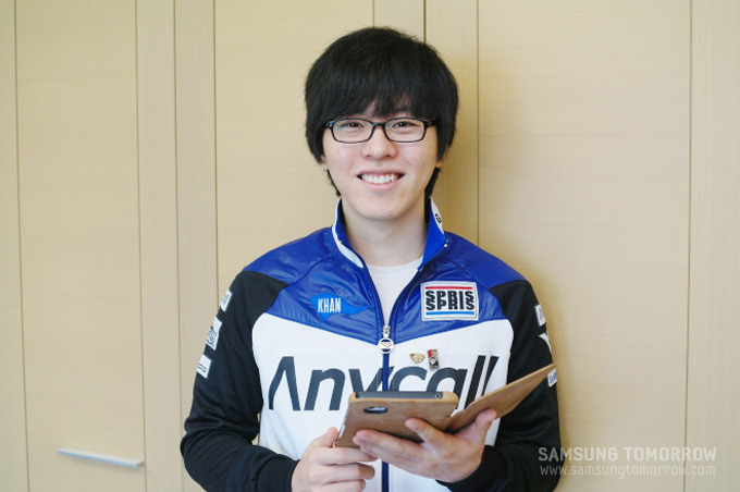 갤럭시탭을 만지고 있는 모습