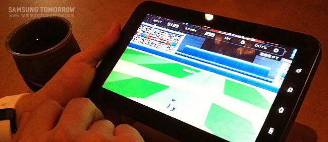 갤럭시 탭으로 게임을 하는 모습