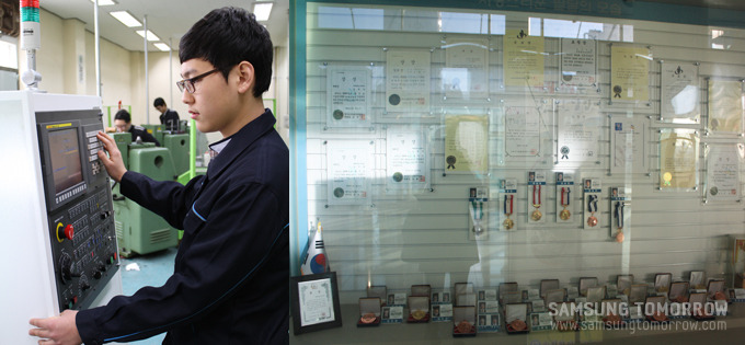 기계를 만지고 있는 학생