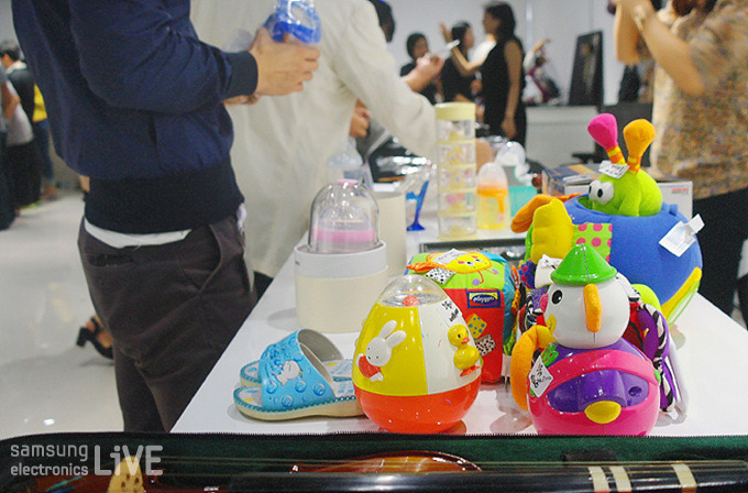 장난감과 아기 용품이 진열된 모습