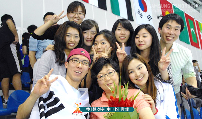 박태환 선수 어머니와 함꼐 기념사진 촬영을 한 스토리텔러들