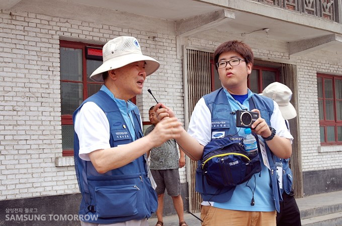 교수가 설명을 하는 모습