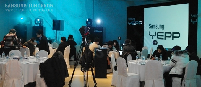 행사 시작을 기다리는 블로거들의 모습