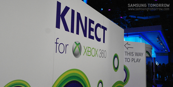 CES 2011 행사장 앞의 북적대는 삼성부스