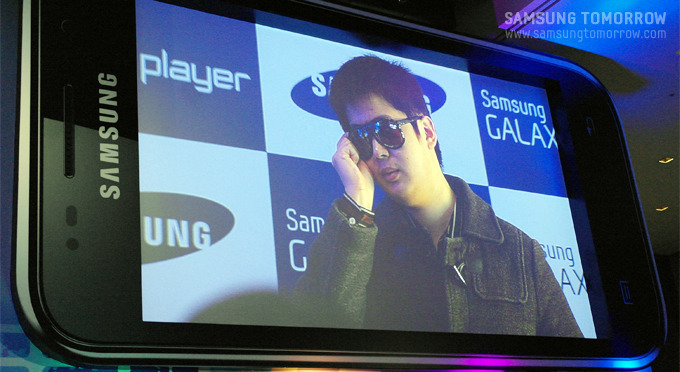 포토존에서 사진을 찍는 사람들의 모습