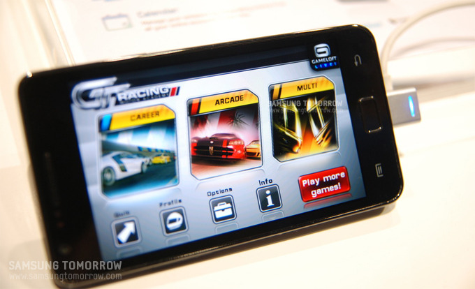 갤럭시S2로 게임을 하는 이미지