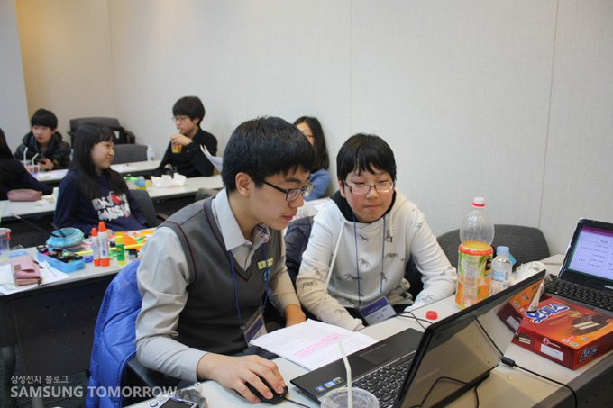 발표 및 작품을 점검하는 어린이들의 모습