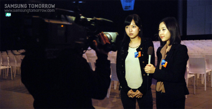 카메라 앞에서 테스트를 해보고 있는 스토리텔러들!