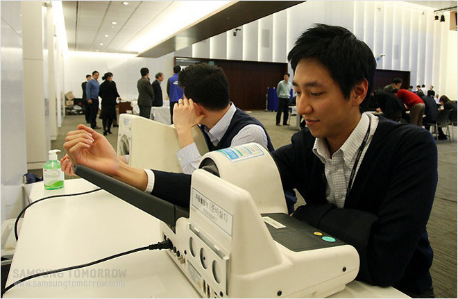 혈압을 재는 삼성 직원