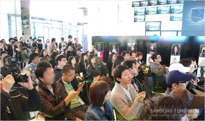 행사에 참여한 사람들이 설명을 듣는 모습