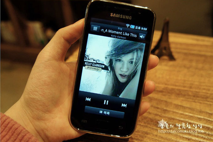 갤럭시 플레이어로 노래를 재상하는 모습