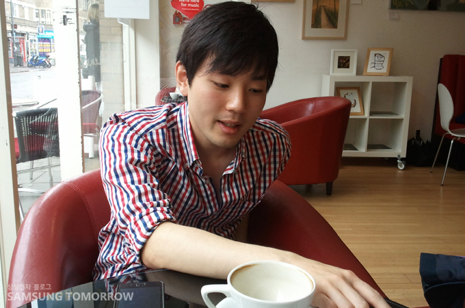 인터뷰를 진행하며