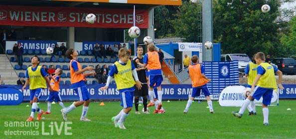 헤딩을 하는 아이들