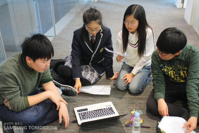 영어발표를 준비하는 학생들