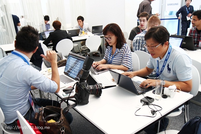 블루로거 취재단이 일을 하는 모습