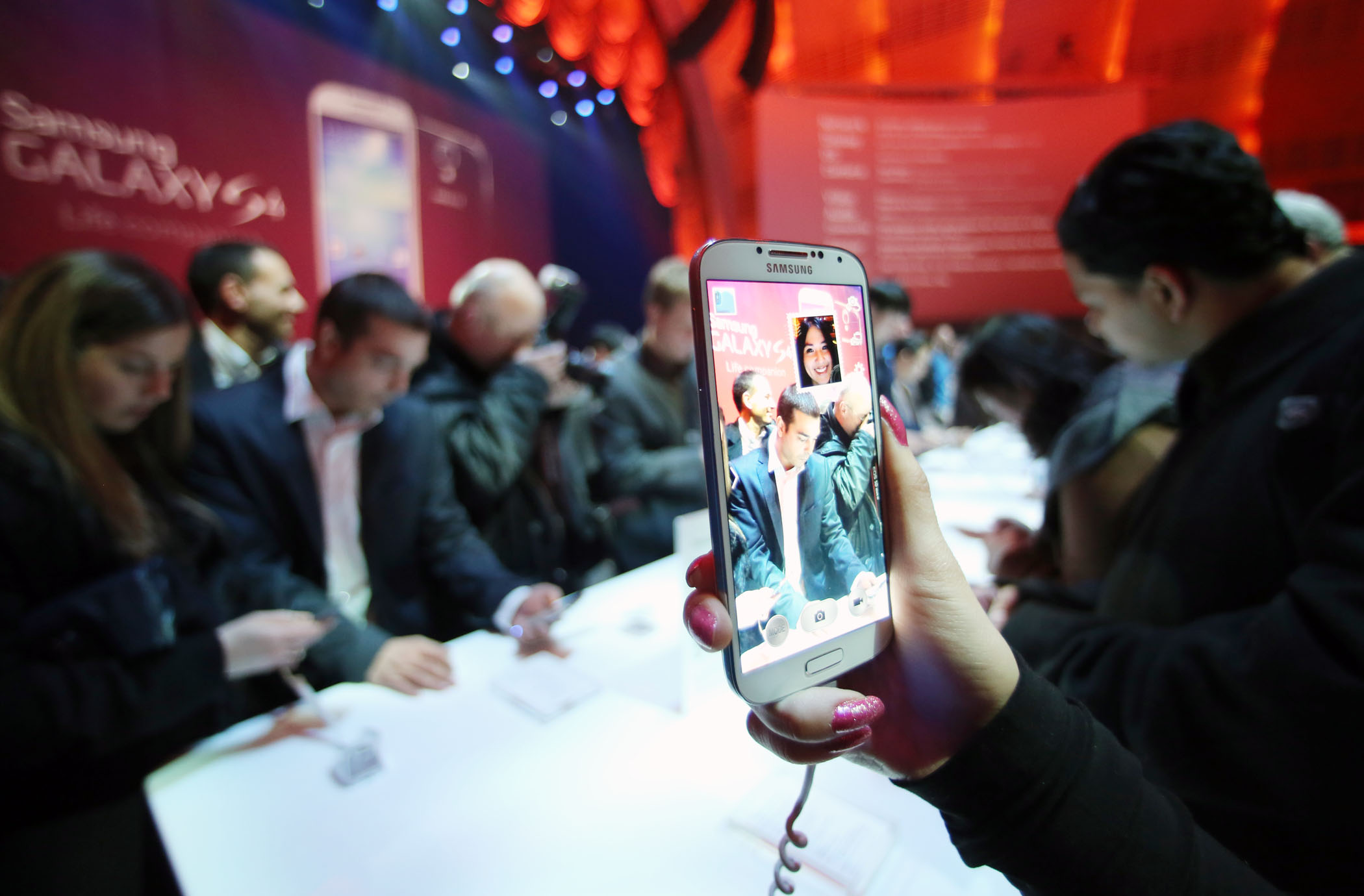 갤럭시S4를 체험하는 사람들