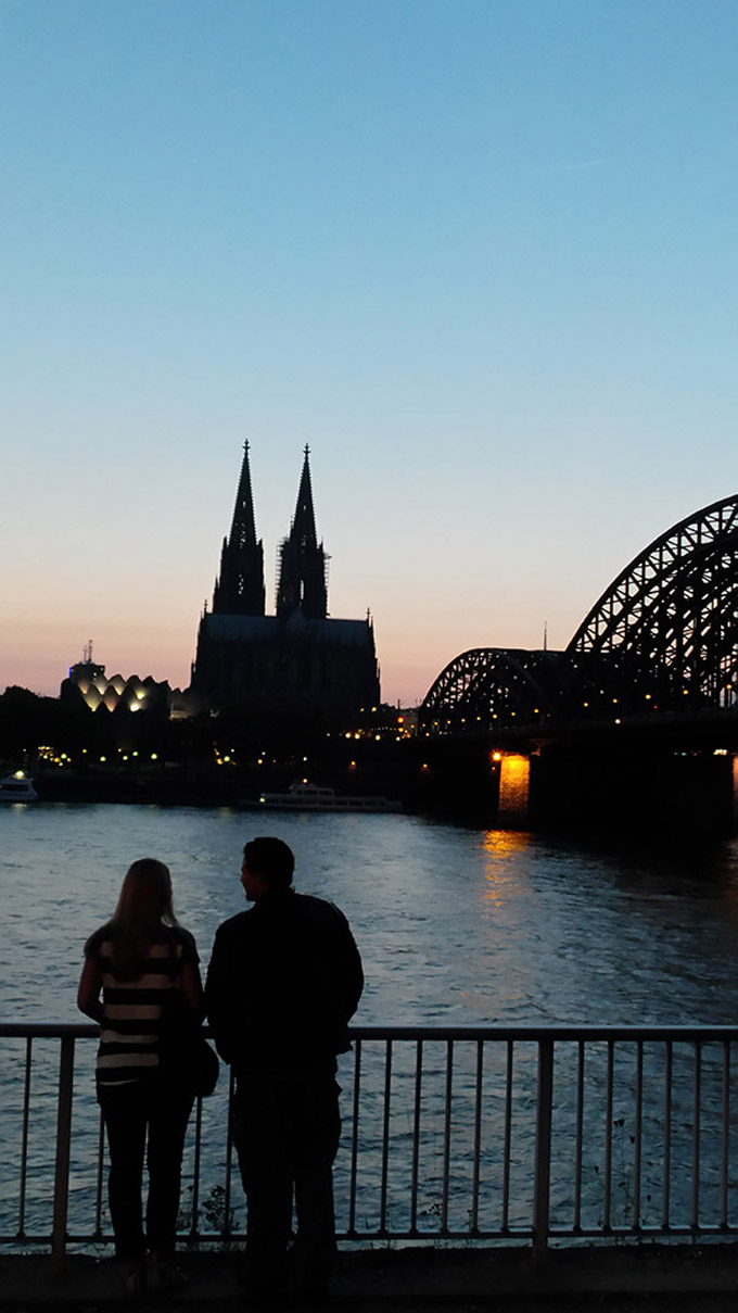 해질녁 강을 바라보는 연인