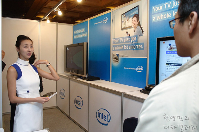 smart TV를 설명하고 있는 모델