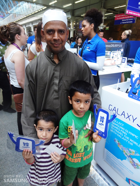 아빠와 함께 사진출력을 기다리는 귀여운 꼬마들