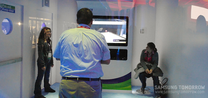 삼성전자 스마트TV로 게임을 즐기는 사람들