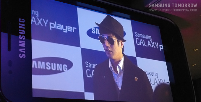 포토존에서 사진을 찍는 사람들의 모습