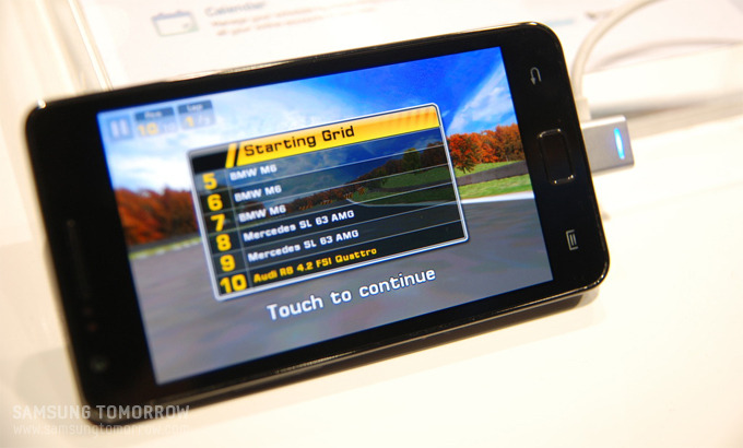 갤럭시S2로 게임을 하는 이미지